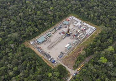 Ecuador vota por suspender extracción de petróleo en una parte de la Amazonía