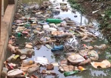 Videos | Denuncian cañada inundada en Villa Altagracia