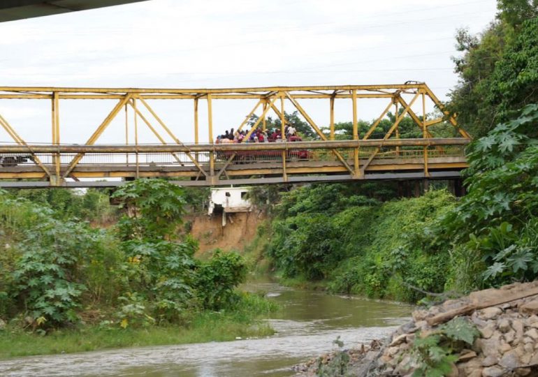 Diputado Ángel Estévez informa antiguo puente de Sabaneta en La Vega está en peligro ante paso de Franklin