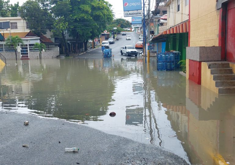 VIDEO | Plásticos provocan estancamiento de agua en Santo Domingo Norte