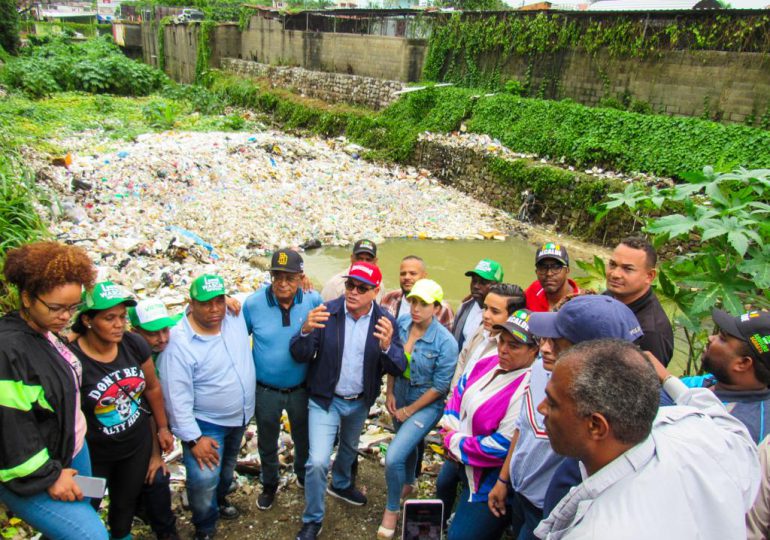 Aspirante alcalde de Santo Domingo Oeste, recorre zonas afectadas por tormenta Franklin