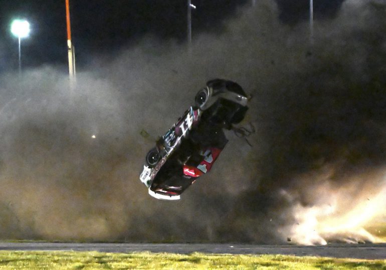 Video| Un coche da más de 10 vueltas de campana a toda velocidad en un aterrador accidente en la Nascar