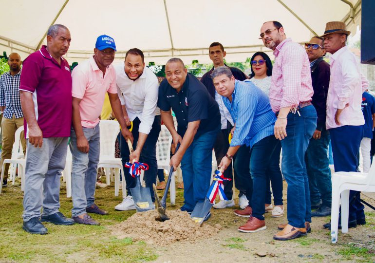 Alcalde José Andújar inicia construcción de cancha deportiva de Chuplun con inversión superior a los RD$ 4 millones
