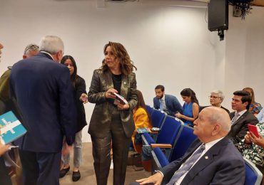 VIDEO | Presentan libro "De la Universidad a la Oficina" de profesora de UNAPEC