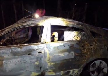 VIDEO | Hallan dos personas calcinadas dentro de un vehículo en Loma Miranda
