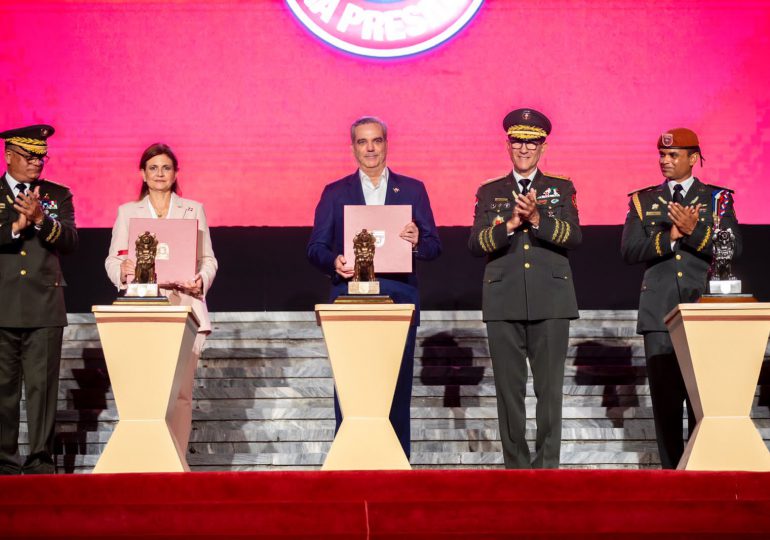 Abinader y vicepresidenta encabezan acto 76 aniversario del 1er “Regimiento Dominicano Guardia Presidencial”