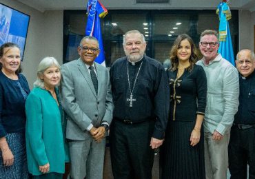 Director Migración recibe a Monseñor Thomas Wenkis Arzobispo de la Arquidiócesis de Miami y una comisión de expertos migratorios