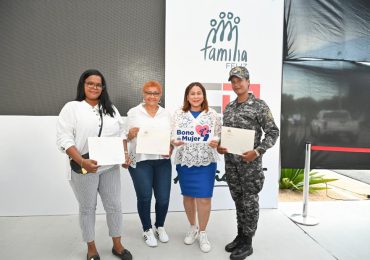 Ministerio de la Mujer entrega Bono Mujer a madres solteras en El Tamarindo, SDE