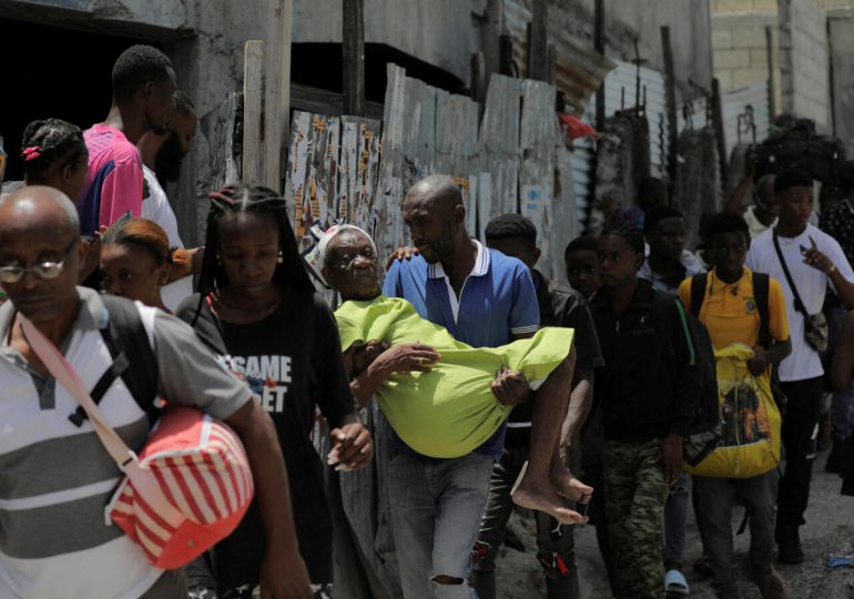 VIDEO | Miles huyen de la violencia de las bandas en la capital de Haití