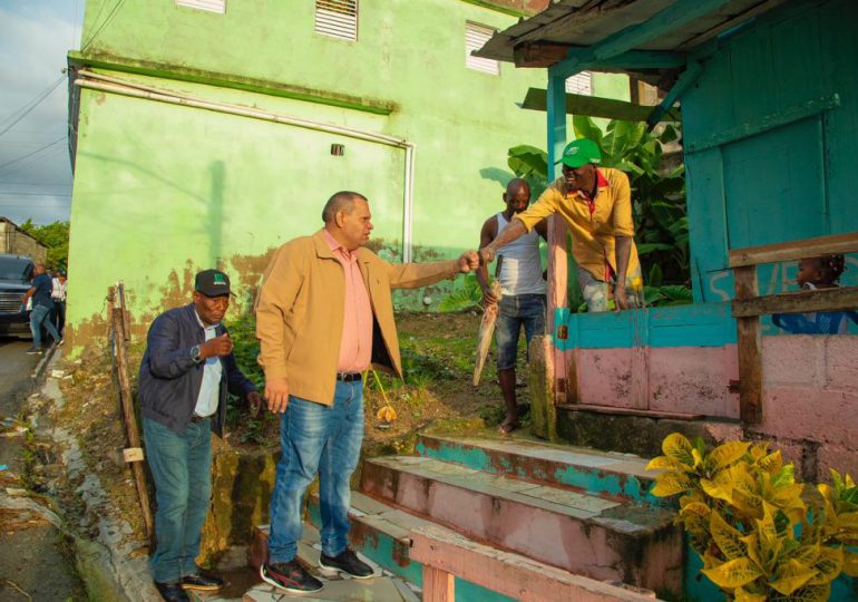 Alcalde Carlos Guzmán intensifica jornadas de fumigación y descacharrización contra el dengue en SDN