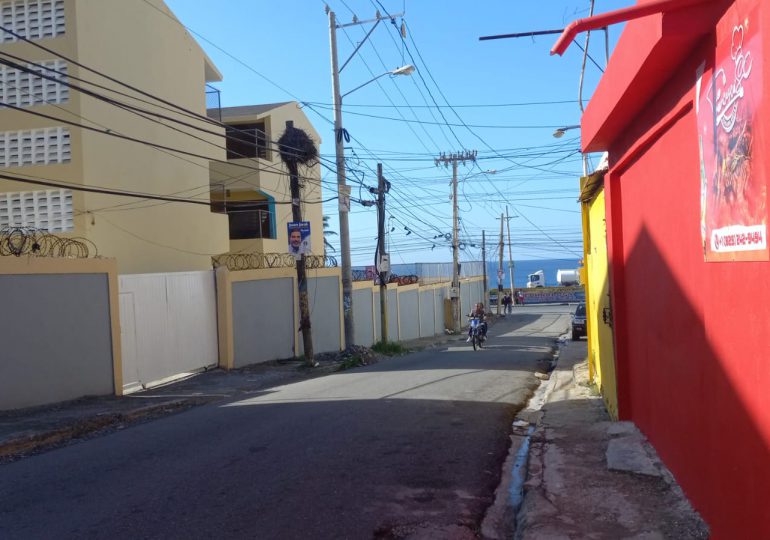 Candidato a regidor denuncia haitianos quieren poner prostíbulo frente a escuela