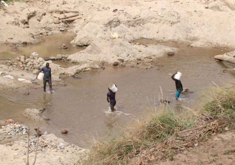 Extracción de arena por haitianos en río Masacre ocasiona más daño que construcción de canal en Haití