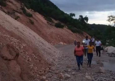 Ante derrumbes ocasionados MOPC informa trabaja en restablecer el tránsito por carretera Barahona - Enriquillo