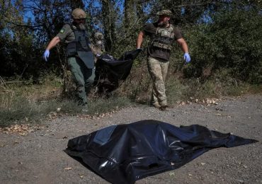 Ucrania recoge cadáveres de soldados rusos abandonados en la “carretera de la muerte” tras retomar pueblos al sureste