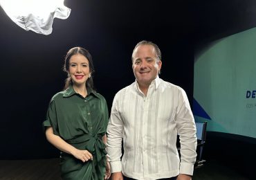 Karina Alarcón inicia con “De Cerca” por Telesistema