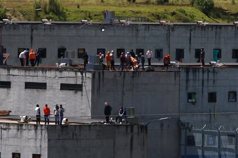 Motines en cárceles de Ecuador: presos de 6 penitenciarías mantienen secuestrado a 57 guardias y policías