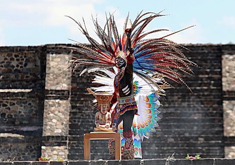 Encienden la "Llama Panamericana" en la Pirámide del Sol en Teotihuacán, México