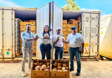 Video| EEUU recibe primeros dos contenedores de coco de agua desde RD