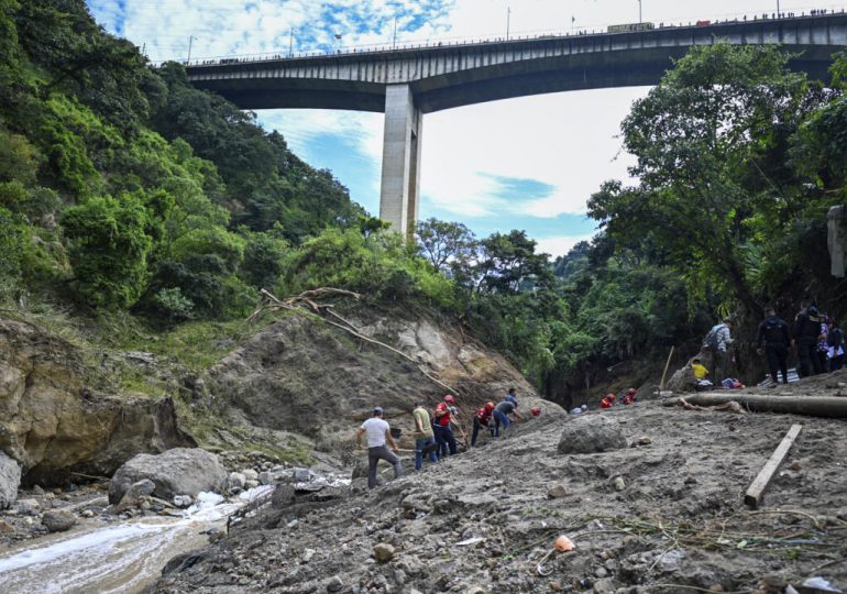 Al menos seis muertos y 13 desaparecidos por la crecida de un río en Guatemala