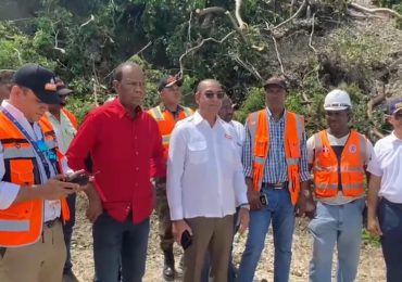 Deligne Ascención acude a observar niveles de derrumbes en carretera de Barahona