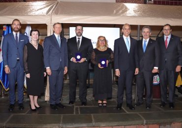 AMCHAMDR reconoce al Dr. Amado Báez y Claritza Abreu como dominicanos destacados en los EEUU