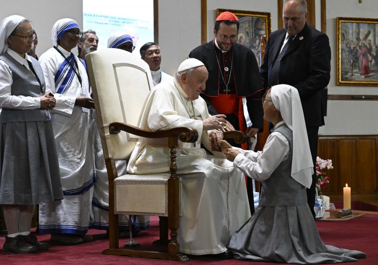 El papa parece tender la mano a China durante su visita a Mongolia