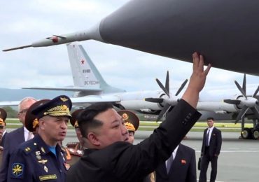 Líder norcoreano examina misiles junto a ministro de Defensa ruso