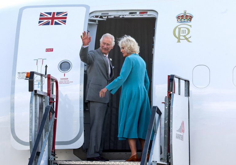 El rey británico Carlos III concluye su viaje a Francia con un toque medioambiental