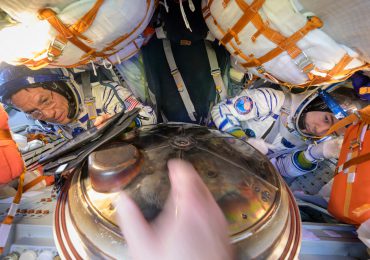 Aterrizan dos rusos y un estadounidense tras misión de más de un año en la ISS