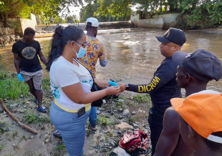 VIDEO | Encuentran haitiano muerto en río Masacre; miembros del DICRIM acuden al lugar