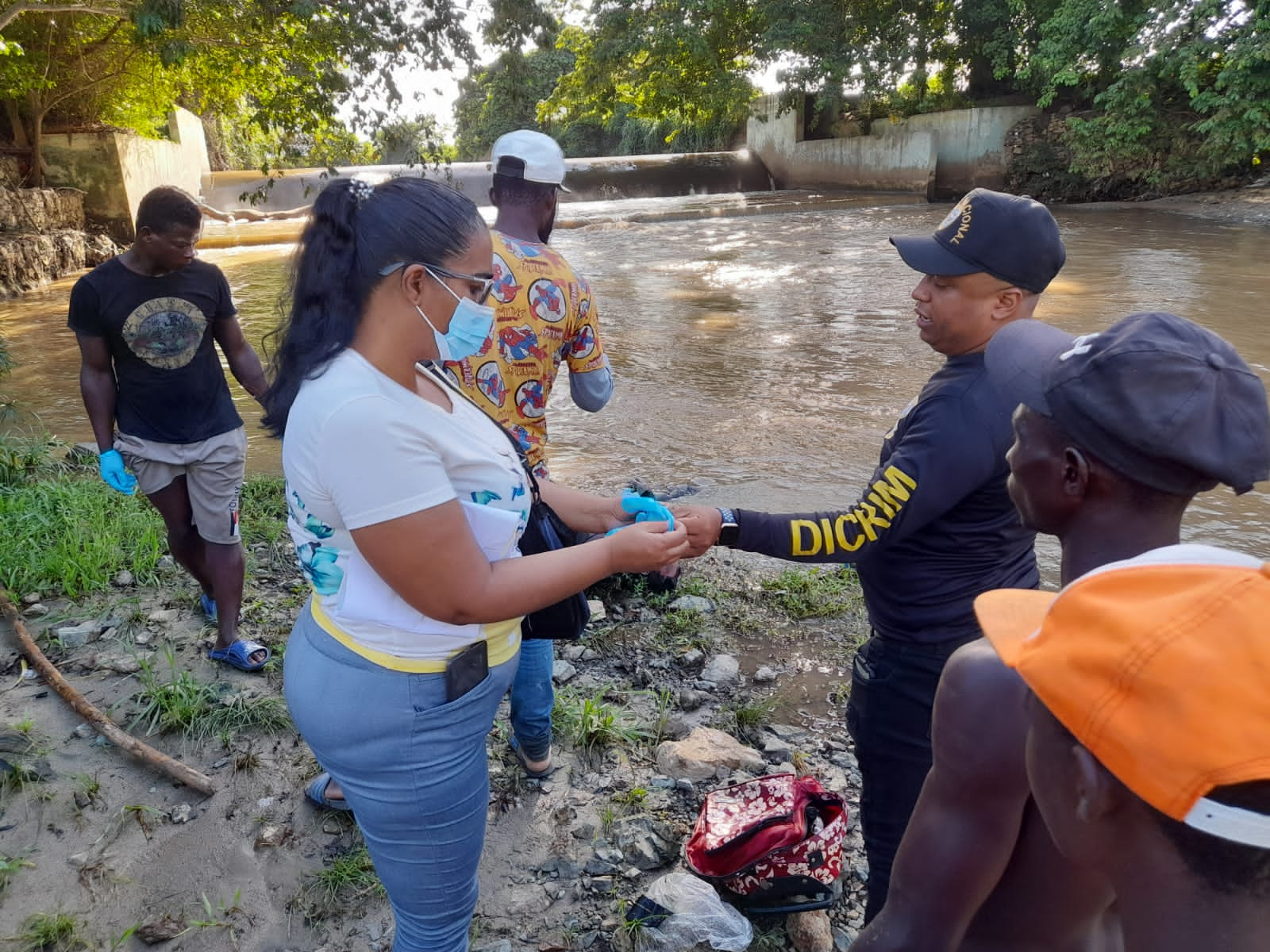 VIDEO | Encuentran Haitiano Muerto En Río Masacre; Miembros Del DICRIM ...