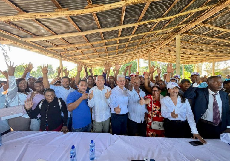 Senador Ricardo De los Santos juramenta dirigentes del PLD y FP en el PRM