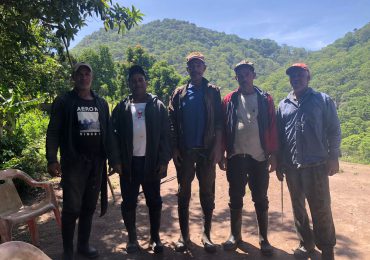 Agricultores en Azua claman por arreglo caminos de Viajama - La Lagunita para transportar sus productos
