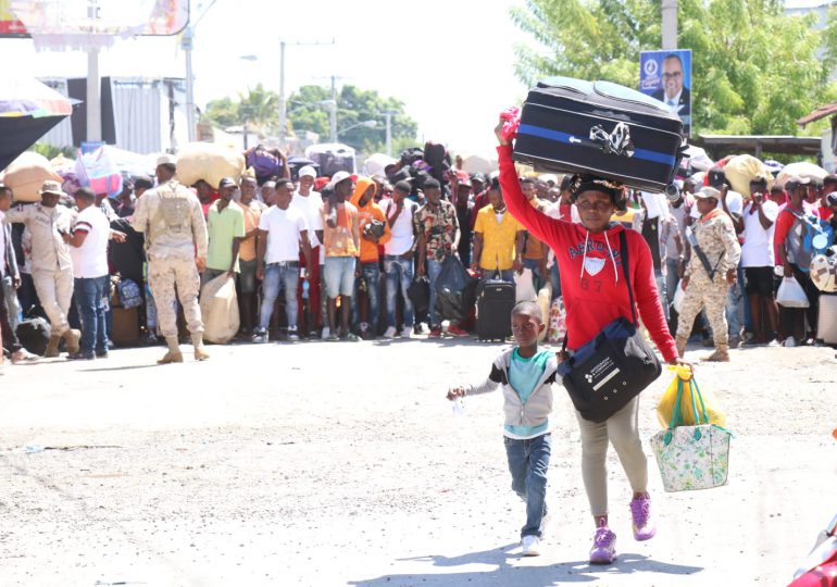 Por temor a operativos de detención y posibles agresiones en su contra, miles de haitianos retornan a su país por Dajabón