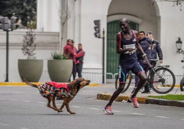 “Estaba realmente asustado”: habló atleta keniano quien fue atacado por un perro en pleno maratón