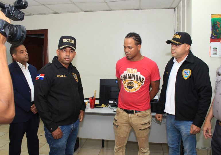 VIDEO | Se entrega a la Policía Nacional Gregorio Guevara por muerte de dos vigilantes en supermercado de Villa Mella