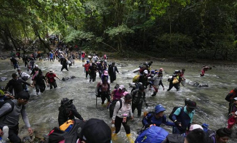 Más de 400.000 migrantes han pasado por la selva panameña en 2023