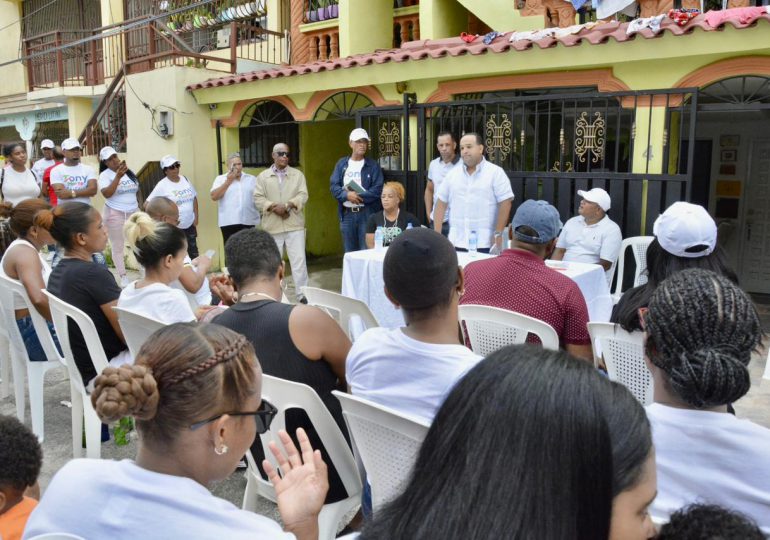 Aspirante alcaldía de Santo Domingo Norte juramenta nuevos miembros de su partido