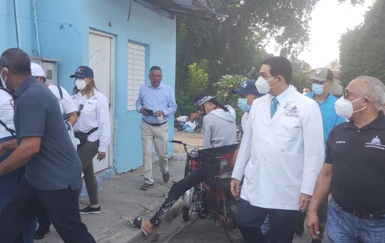Ministro de Salud Publica encabeza en Santiago jornada de fumigación como prevención contra el dengue