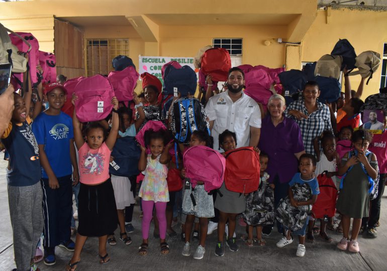 Yeury Bidó por motivo a su cumpleaños entregó útiles escolares a niños de Los Arqueanos, Villa Mella
