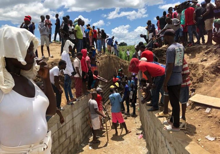Haitianos obvian alcantarillas y preparan muro de hormigón armado para conectar río masacre
