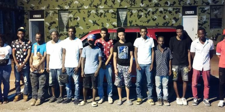Migración arresta en el 15 de Azua otro vehículo conducido por dominicano que transportaba 13 haitianos ilegales