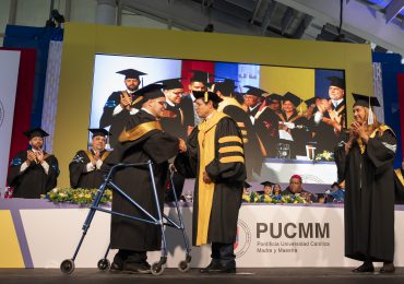 Joven con parálisis cerebral graduado con honores de PUCMM