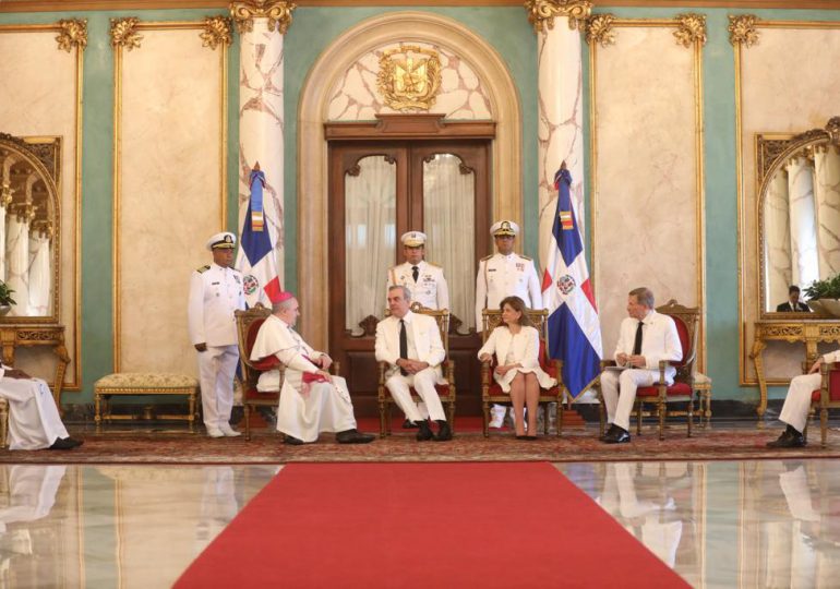 Luis Abinader recibe cartas credenciales del nuncio apostólico y de tres nuevos embajadores