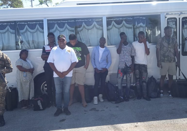 Migración detiene a dominicano en Jimaní que transportaba en un camión a seis haitianos ilegales