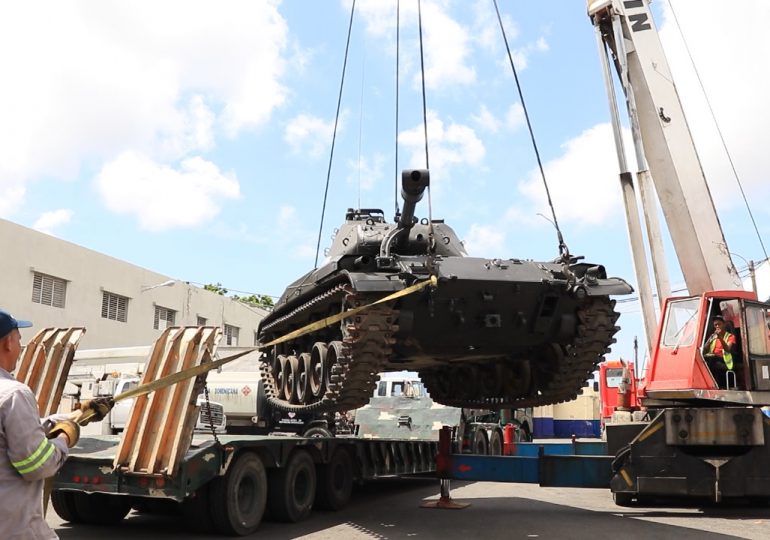 Alcalde SDE anuncia desvelizamiento de estatua y tanque de guerra del coronel Fernández Domínguez