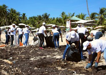 Voluntarios de CAEI limpian Playa Caribe en el marco de la Jornada Nacional de limpieza de Costas