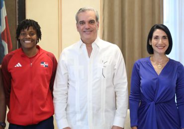 VIDEO | Luis Abinader recibe a Marileidy Paulino, campeona en los 400 metros planos de atletismo