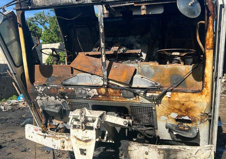 Denuncian vandalismo político incinera camiones de basura en La Caleta, Boca Chica