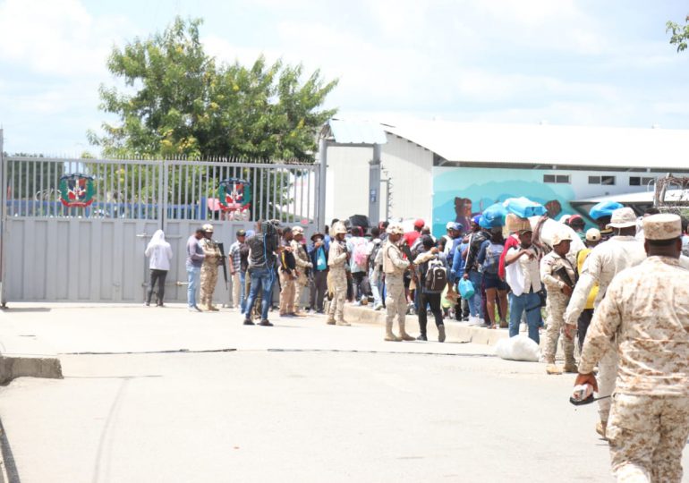 Cientos de haitianos abandonan territorio dominicano por la frontera norte del país